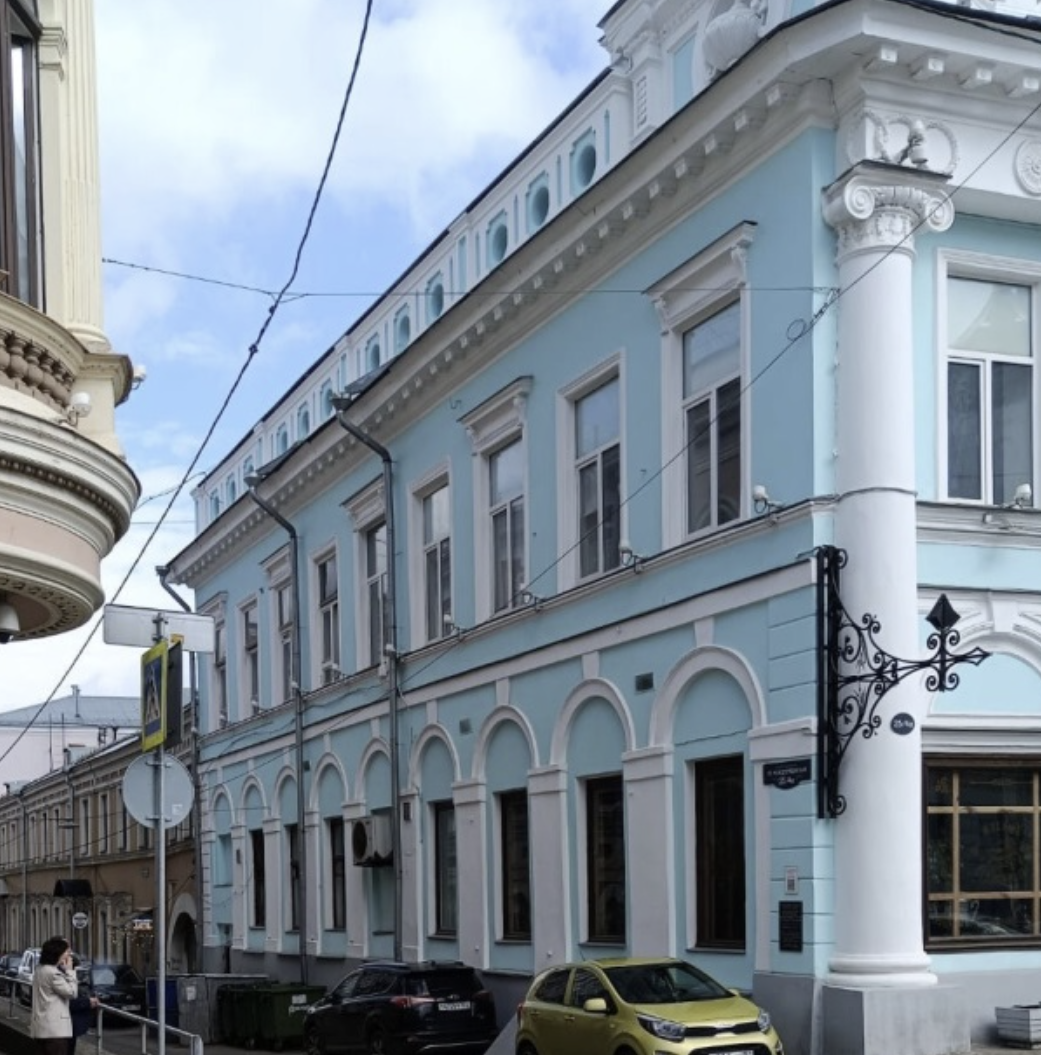 Фасад здания и придомовая территория
