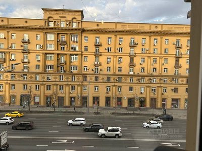 Вид на старый дом напротив