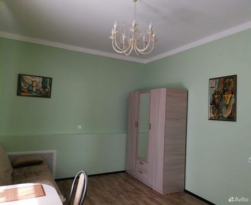 Кухонный шкаф и картины