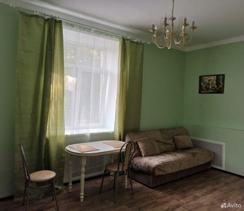 Гостиная: диван и паркет